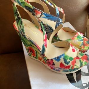NINE WEST Pretty Floral Wedges (Size 6)